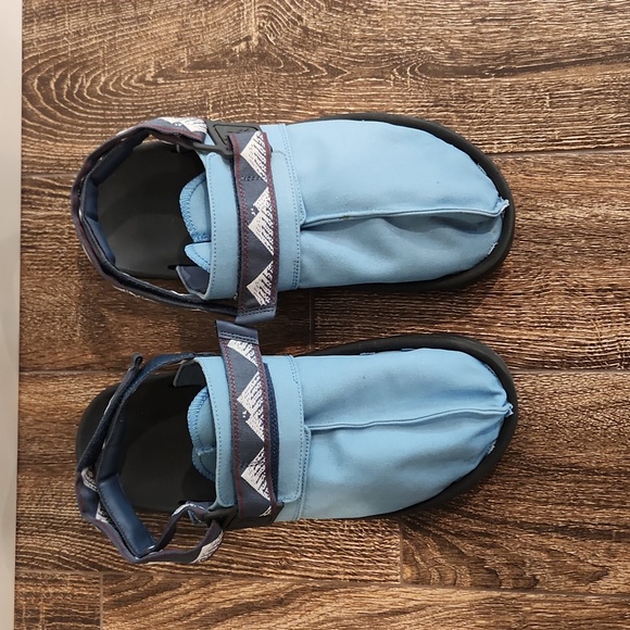 Reebok Mens Blue Sandals with Patterned Straps - Picture 2 of 4